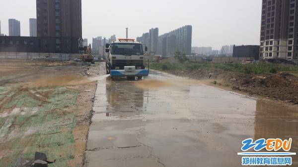 多措并舉，防塵降霾——鄭州18中新校區(qū)引入消防車助力揚塵治理